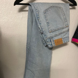 Jeans - Ljusblå jeans från Monki, nypris ca 500. Storlek 28, CN165/72A
