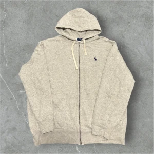 Ralph Lauren Zip Hoodie Grå - 📍Storlek:XL  💪🏽Skick:Mycket bra   📐Mått:Längd:68cm:Axelbredd:52cm  📎Material:86%Bomull:14%Polyester  📦Skickar alltid inom 24h  💸Köp fler plagg för att få billigare pris  ✅Äkthetsgaranti