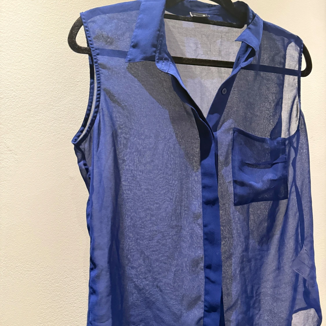 Blå transparent ärmlös blus - 1