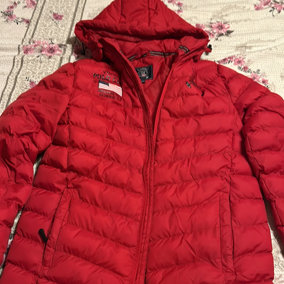 Röd pufferjacka med huva
