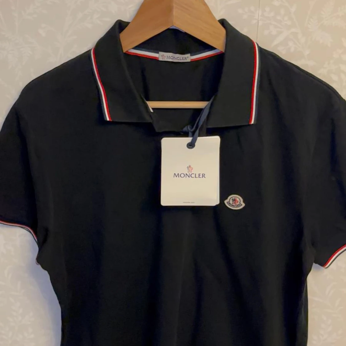 Svart  pikétröja med logga