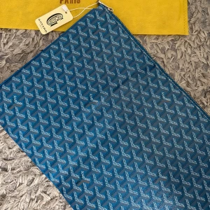 Kuvertväska / clutch bag - Blå Kuvertväska / clutch bag med sitt unika mönster. Skriv vid frågor! Skickar snabbt samma dag eller dagen efter 📦 