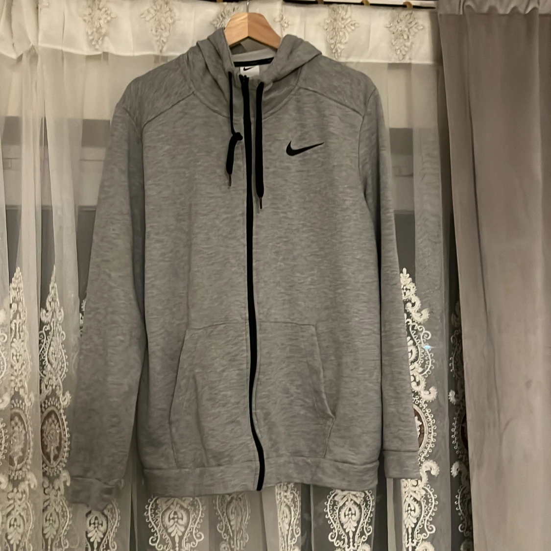 Grå Nike hoodie med dragkedja