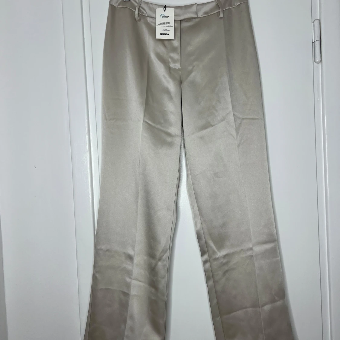 Champagnefärgade kostymbyxor BikBok (M/L