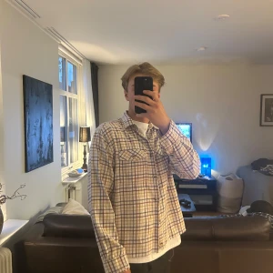 Flanell skjorta - Flanell skjorta, snygg bra passform, jag är 180 och den sitter perfekt, lite loose fit, jag bär normalt sätt storlek M