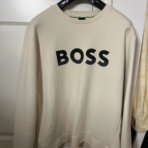 Beige sweatshirt från BOSS - Beige sweatshirt från BOSS. Använd fåtalet gånger, bra skick