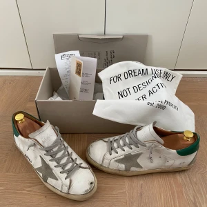 Golden Goose sneakers - Golden Goose Superstar sneakers | Skick: 6/10 -  sulan lite sliten och ett mindre hål i tån på vardera sko men Syns knappt p.g.a den slitna designen. En bokstav på högersidan har också åkt av | Pris: 1799kr| Tillbehör: Allt orginal, kvitto, box, passport, osv. | Storlek: 40 | Hör av dig vid frågor