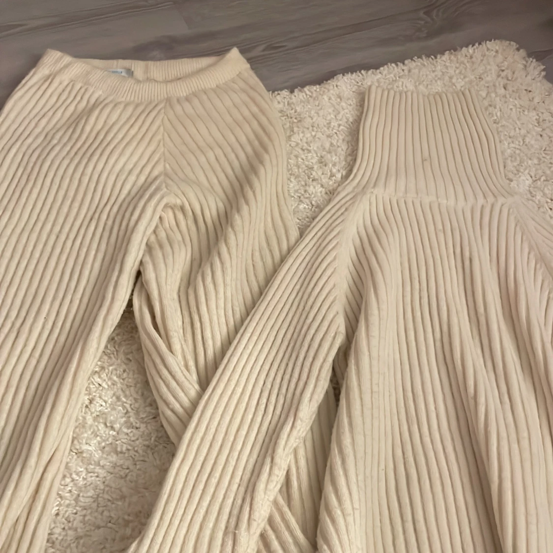 Beige ribbad stickad tröja och byxor Bluey Vanilla - 4