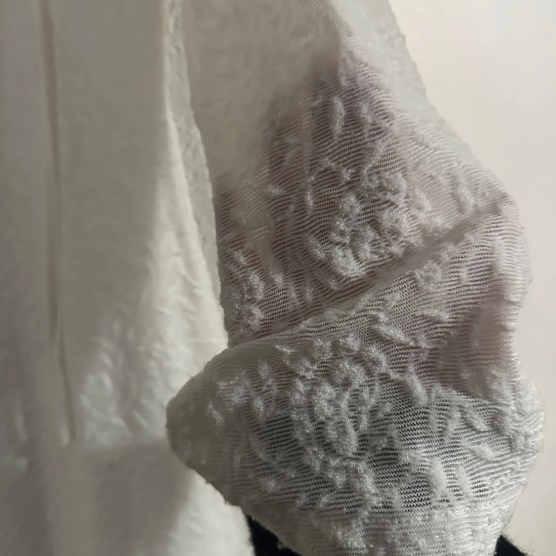 Vit spetsklänning med blommönster - 2