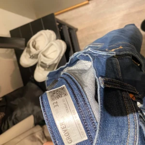 Replay Grover Hyperflex jeans blå - Säljer ett par Replay Grover Hyperflex jeans i klassisk blå denim. Modellen har straight fit med snygga kontrastsömmar och detaljerade fickor. Perfekta för dig som vill ha bekväma och stilrena jeans med lite stretch.