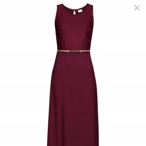 Vinröd balklänning/aftonklänning från Bodyflirt - Snygg vinröd balklänning från Bodyflirt med spets upptill och ett smalt bälte i midjan. Klänningen är ärmlös och har en rund halsringning. Materialet är mjukt och faller fint, perfekt för dig som vill ha en elegant look med lite extra detaljer. Använd 1 gång. 