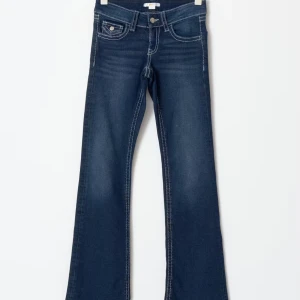 Mörkblå bootcut jeans med kontrastsömmar - Snygga mörkblå jeans med bootcut-modell och markerade vita kontrastsömmar. Jeansen har klassiska fem fickor, varav bakfickorna har lock och knappdetaljer. Tillverkade i stretchig denim för en bekväm passform.❤️