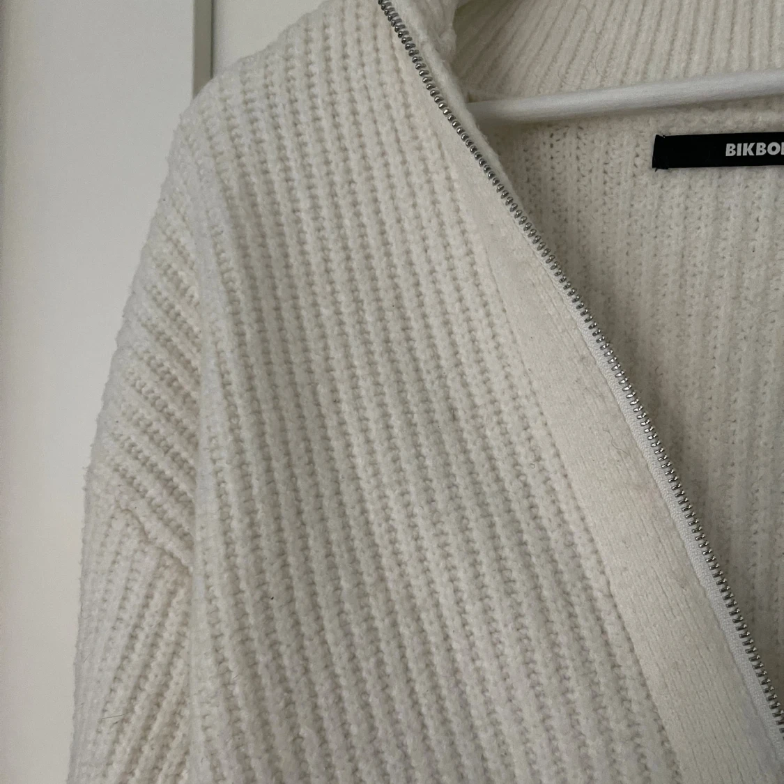 Vit stickad kofta från BikBok - 2
