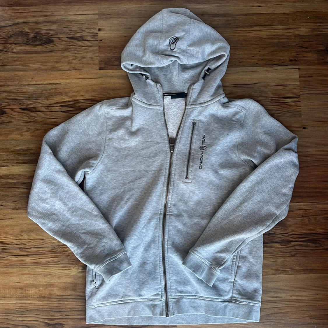 Grå hoodie från Sail Racing