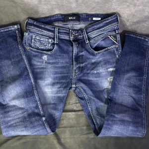 Replay anbass slim fit jeans med slitningar  - Mycket fint skick | Size 31/34 men sitter som 30/32  | fraktar spårbart inom 24 timmar |  för att köpa klicka ” köp nu” | vid frågor skriv ett meddelande |