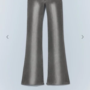 Grå bootcut jeans med utsvängda ben - Snygga grå jeans!! Som är slutsålda. Storleken är 26/30.