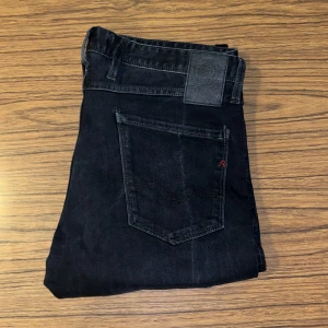 Replay Anbass Jeans - Replay Anbass Jeans, storlek 34/32 men sitter smalare i midjan. Skriv vid frågor, priset är ej hugget i sten!