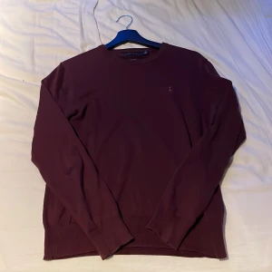 Vinröd tröja från Polo Ralph Lauren XS - Snygg vinröd tröja från Polo Ralph Lauren i mjuk pima bomull. Klassisk rund halsringning, ribbade muddar och diskret broderad logga på bröstet. Perfekt för dig som gillar stilrena och tidlösa plagg. priser är ej hugget i sten!