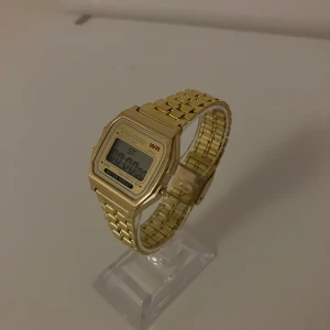 Guld digital klocka med länkarmband - Snygg digital klocka i guld med klassisk fyrkantig display och länkarmband. Klockan har funktioner som alarm, kronograf och vattenresistens. Perfekt för dig som gillar retrostil och vill ha en eye-catcher på handleden.                                                                         ✅Frakt inom 24 timmar 📦.                                                         ✅Nytt batteri 🔋.    