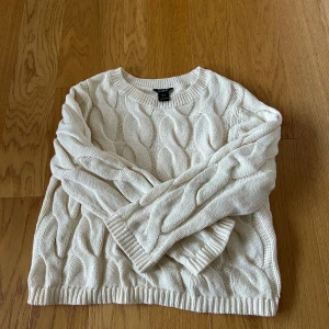 Vit stickad tröja från Lindex - Säljer en krämvit stickad tröja från Lindex i storlek S. Tröjan har ett chunky flätmönster, rund halsringning och långa ärmar. Perfekt för lager-på-lager och supermysig till höst och vinter. Pris går att diskutera!