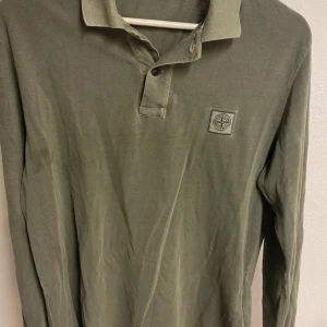 Stone Island tröja  - Säljer nu min olivgrön långärmad pikétröja från Stone Island. Riktigt snygg nu inför hösten. Säljer nu pågrund att den har blivit för liten. Sitter som S/M.  Självklart äkta, vid frågor är de bara skriva🤩