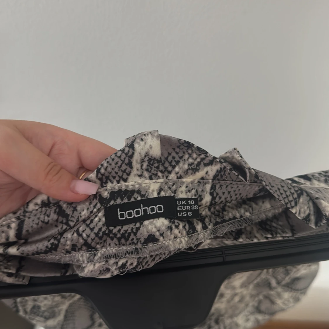 Grå kortkjol med ormmönster från Boohoo - 2