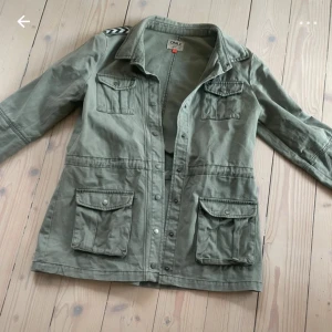 Grön parkajacka från Only - Snygg och trendig höstjacka!