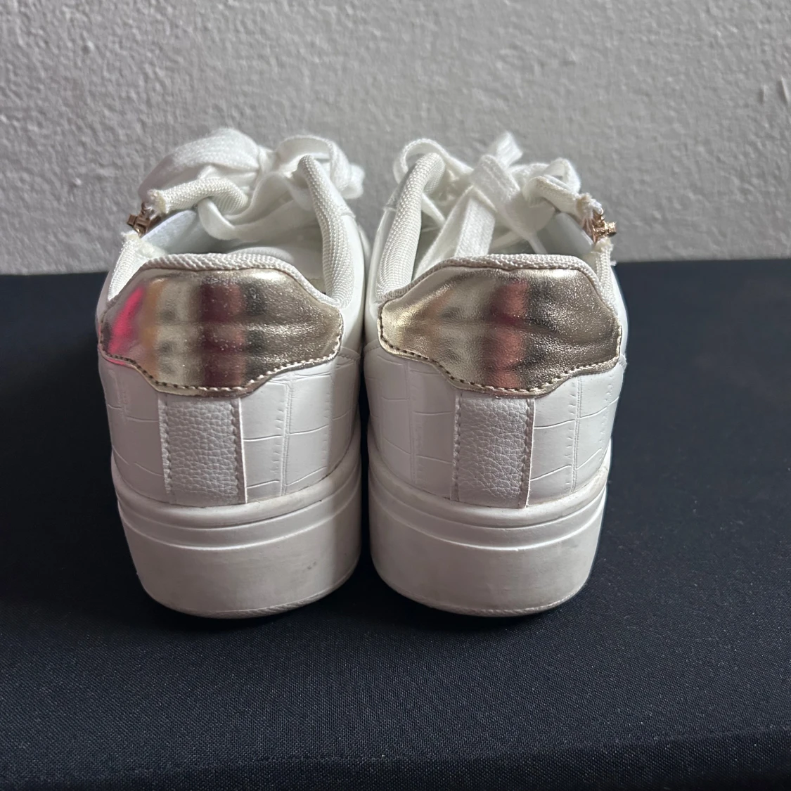 Vita sneakers med gulddetalj och dragkedja - 2