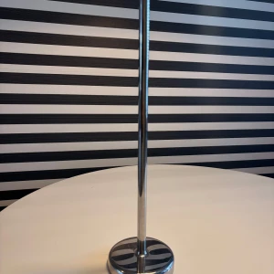 Toarullehållare ikea - Stilren och robust pappershållare i kromad metall från IKEA, modell Stämma. Passar perfekt i köket för hushållspapper. Produkten är i gott skick utan synliga repor eller skador. Stabil fot med originaletikett kvar. Enkel och praktisk design som passar alla hem.