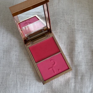 Patrick Ta Rouge Duo Double Take Creme Powder Blush - Patrick Ta Double Take Creme & Powder Blush i färgen She's A Doll. Denna produkt kombinerar en krämrouge och en puderrouge för att ge dimension och färg till dina kinder. Använd några ggr. Se sista bild för skick