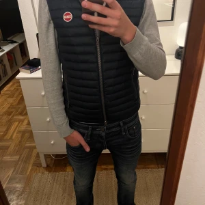 Colmar väst  - Säljer min tvär feta colmar väst i storlek S i perfekt skick alldeles perfekt nu till hösten så passa på tveka inte vid minsta fundering🙌😁