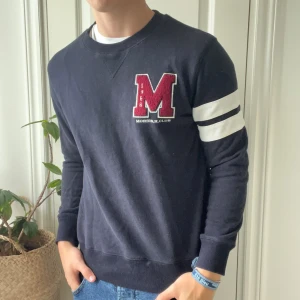 Morris tröja mörkblå M - Morris tröja mörkblå M, inga defekter! Modellen är 180,75 kg. Tröjan är lite använd men märks knappt. Kom med frågor! 