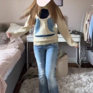 Ljusblå low waist bootcut disel jeans med slitningar  - Säljer ett par Disel ljusblå jeans med bootcut-modell och snygga slitningar framtill. Låg midja och är tillverkade i denim. Perfekta för dig som gillar en avslappnad och trendig look. aldrig använda då den är för små. är 161 passar nån i samma längd eller kortare