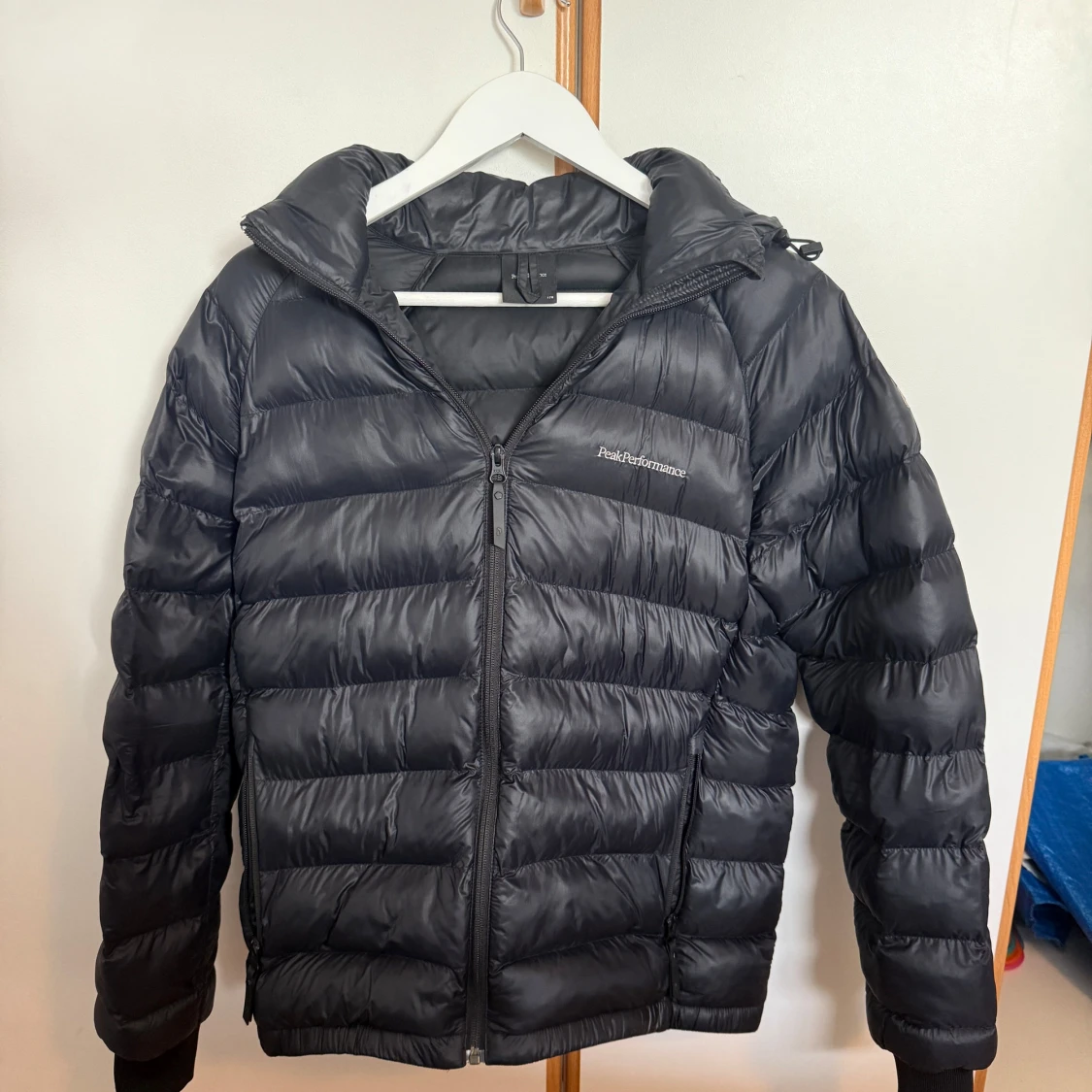 Svart dunjacka från Peak Performance