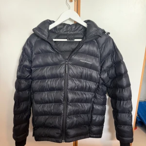 Svart dunjacka från Peak Performance - En svart vinterjacka från Peak Performance. Är i bra skick, förutom att jag lappat över ett hål på en av ärmarna (se bild 3). Lappar medföljer på köpet. Nypris 2200, mitt pris 800. Skriv privat vid funderingar o frågor⚜️