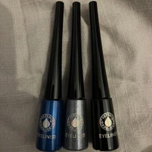 3-pack eyeliner från Depend - Tre flytande eyeliners från Depend i färgerna metallicblå, glittrig silver och klassisk svart. Smala, svarta applikatorer för precis applicering. Perfekt för att skapa både enkla och kreativa looks.