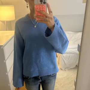 Gina tricot stickad tröja - Så fin blå färg, jättefint skick då den endast är använd två gånger💕💕