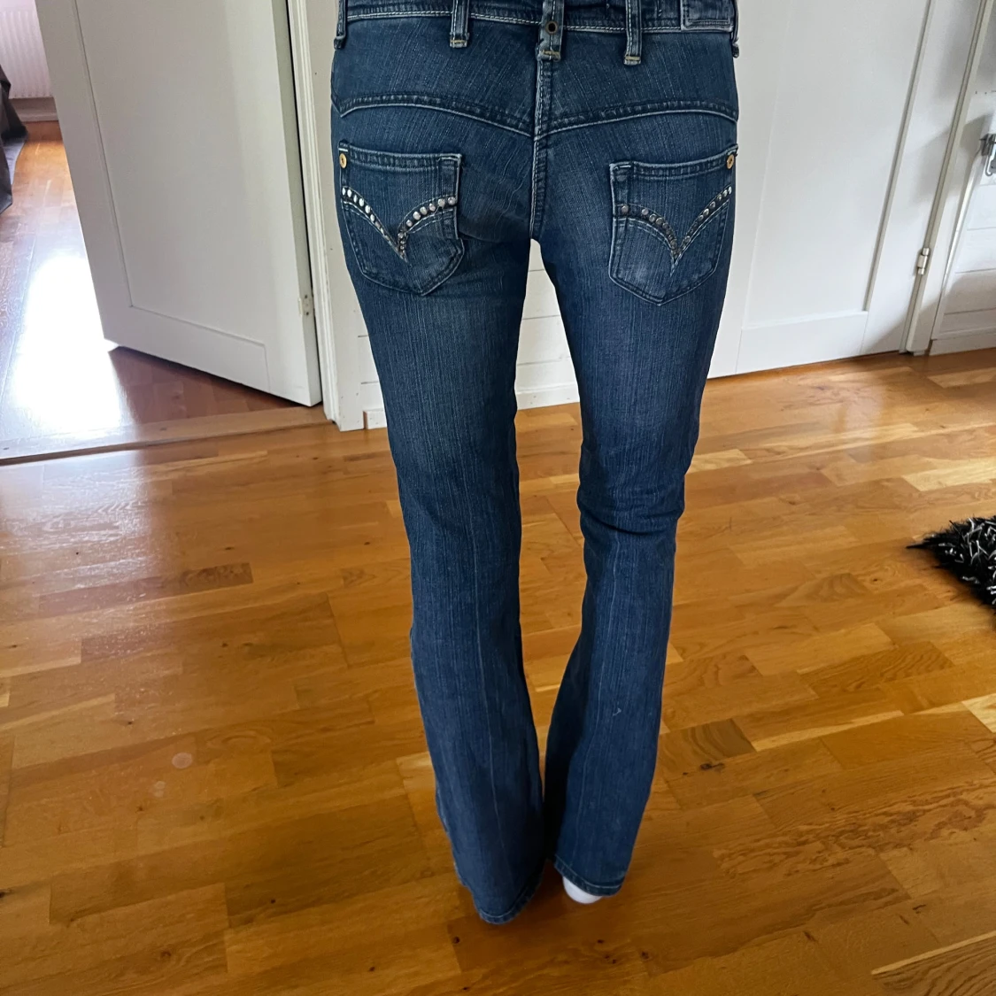 Blå bootcut jeans  - 2