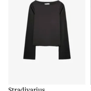 Svart långärmad topp stardivarius - Oanvänd stilren svart långärmad topp från stardivarius , har aldrig kommit till användning. 