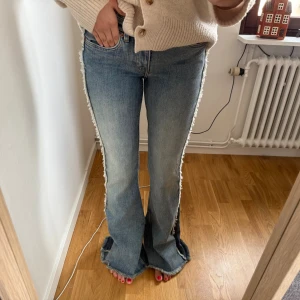 Lågmidjade jeans - Jättefina unika jeans från Weekday