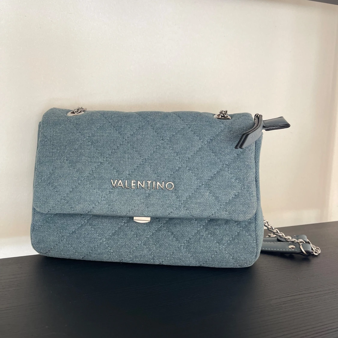 Jeansblå axelväska från Valentino