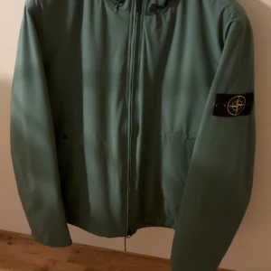 Stone Island jacka - Säljer min gröna softshell jacka från Stone Island, köptes december 2024! Beställdes från Stone Island hemsida, orderbekräftelsen och kvitto finns! Tags finns! Använd ungefär 5 gånger! Resegarderoben ingår. Ordinarie pris: 8700kr 