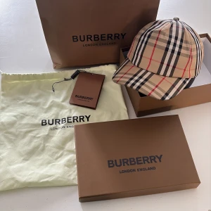 BRB keps beige - Hej säljer nu min keps riktigt snygg och passar bra med alla outfit. Kom privat för frågor och pris går att diskutera. Svarar alltid snabbt och fraktar inom 1-2 dagar