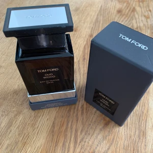 Tom Ford Oud Wood 100ml - Exklusiv Tom Ford Oud Wood Eau de Parfum i 100 ml flaska. Snygg och stilren design som sticker ut i samlingen. Perfekt för dig som vill ha något unikt och trendigt.