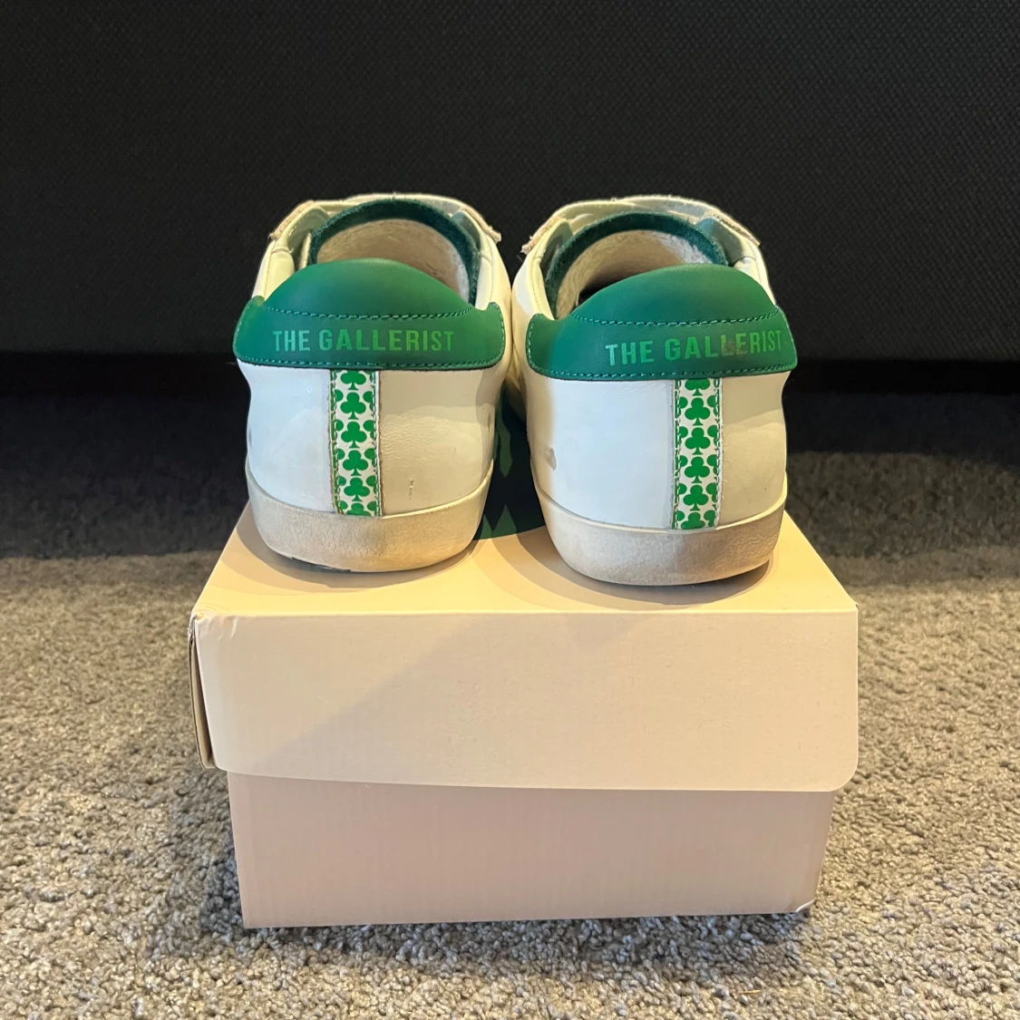 The Gallerist vita och gröna sneakers - 2