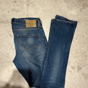 Replay jeans - Säljer mina gamla replay jeans då jag har växt ut dem. Snygga slitningar på fickorna och snygg fade på låren. Storlek W31 L34  Modell Waitom  Slim fit Pris går att diskuteras Hör av er vid frågor 