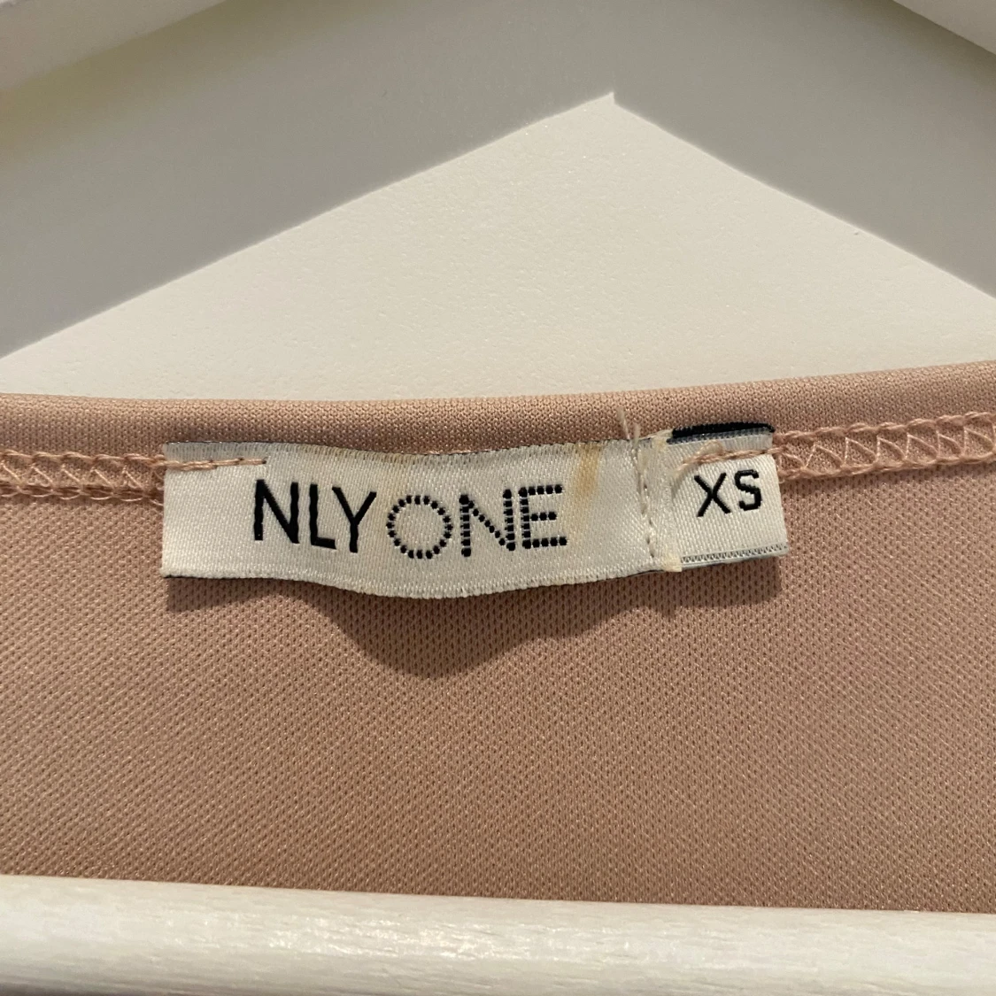 Beige omlottklänning från NLY One - 2