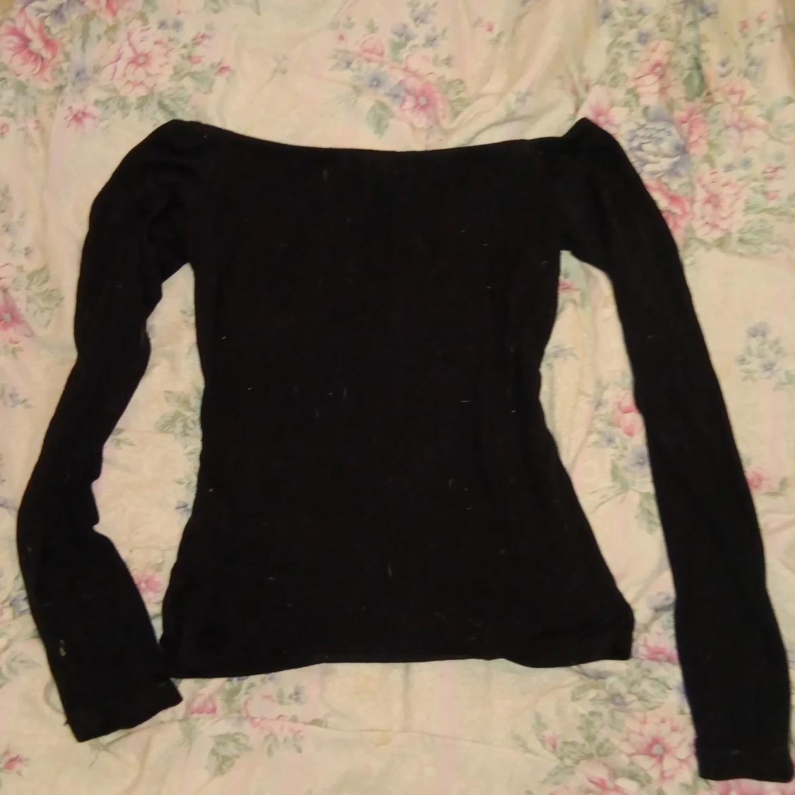 Svart offshoulder topp från ONLY Trend - 1