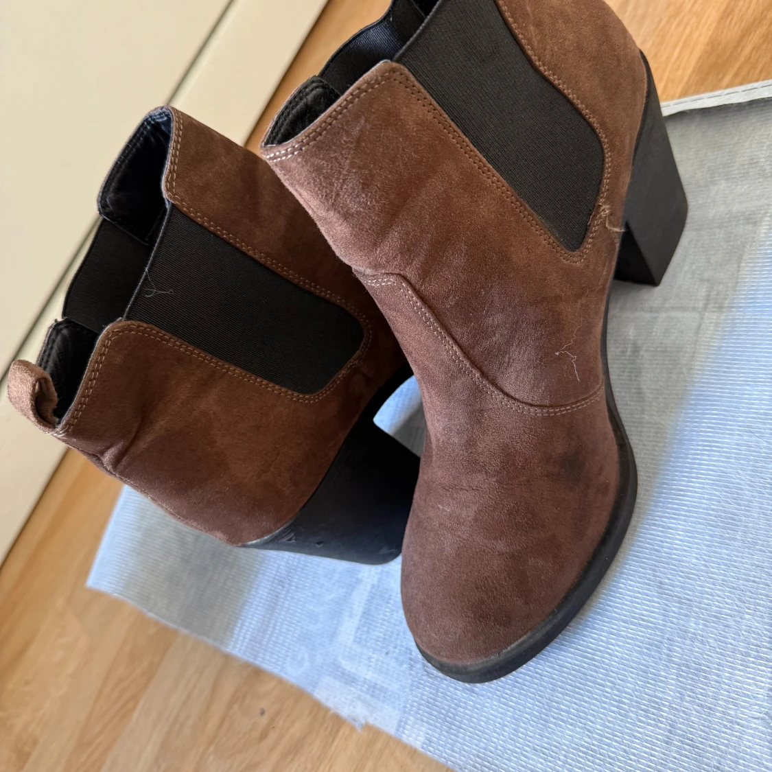 Bruna mocka chelsea boots med klack - 3