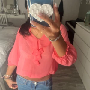 Rosa blus med volang från Saint Tropez - säljer denna rosa blus med trekvarts ärmar använd ca 2-3 gånger max. inga defekter super söt och bekväm.💗